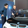 会見後、BMW i3 Conceptの前で語るカイ・ランガー氏と伊勢谷友介さん