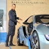 外装デザインについて解説するBMW i シニアエクステリア・デザイナーのカイ・ランガー氏