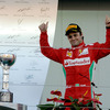 2位表彰台に上がり喜ぶフェラーリのフェリペ・マッサ（F1 日本GP）