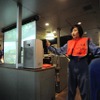 大きな声と動作で適切な指示