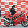 つるの剛士（中）の愛車ドゥカティを囲んで盛り上がるテリー伊藤（右）と南明奈（左）。