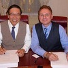 調印式で記念写真に納まる東海ゴム・西村社長（左）と Olaf Hahn CEO