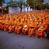 タイ国内の僧侶2555人が大集結！バンコクの日本人街で行われた大規模な托鉢がスゴイ！