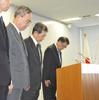 天井板崩落事故の9人の犠牲者に黙とうを捧げる中日本高速本社・金子剛一社長CEOら幹部（4日・名古屋市）