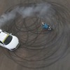 アウディ R8 と BMW S1000RR、ドリフトジムカーナに挑戦［動画］