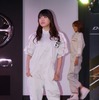 【東京オートサロン13】日野ブースで生着替えを披露
