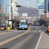 道路中央車線をバス専用とした韓国・ソウルのBRT。停留場も路面電車のように道路内に設けられている。