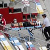 レース場から担架で運び出される怪我人