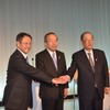 左から会見する豊田章男社長、内山田竹志副会長、張富士夫会長