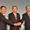 左から会見する豊田章男社長、内山田竹志副会長、張富士夫会長