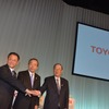 左から会見する豊田章男社長、内山田竹志副会長、張富士夫会長