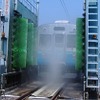 洗浄機体験では電車に乗ったまま洗浄機を通過する