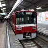 京急川崎駅の大師線ホーム。この上方に新しい駅ビルの人工地盤が設けられる。