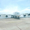 放水式による歓迎を受けるエミレーツ航空A380