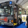 いすゞ『エルガ・ミオ』をベースとした試験車両。天井部には補機充電用の太陽電池パネルを装備（参考画像）