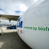 オランダのスキポール空港で、使用済み調理油から作ったバイオ燃料を混ぜたジェット燃料が給油されるKLMオランダ航空機