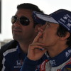 他車の動向をモニターでチェックする佐藤琢磨。写真：Indycar
