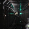 東北沢～下北沢間：東北沢駅ホームから箱形トンネルの下り地下線（将来の下り急行線）を見る。奥の方に下北沢駅のホームがかすかに見える。