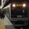 下北沢駅：地下化記念ヘッドマークを掲出した新宿行き上り列車が入線。ホーム上には換気施設なども設置されているため狭い。