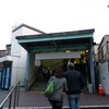 下北沢駅：橋上駅舎の旧北口。駅名表示などは消されている。