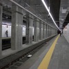 世田谷代田駅：上下線の脇にそれぞれホームを設けた相対式。仮設ホームのため簡素な造りとなっている。