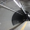 世田谷代田駅：下り線ホームの下北沢方はシールドトンネル。内壁が灰色になっている部分は、シールドマシンの胴体。掘削完了後のシールドマシンは通常、内部の機械を搬出して再利用し、胴体部はそのままトンネル内に残して内壁の一部とする。