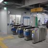 世田谷代田駅：仮設ホームの上層階に設けられたコンコースと改札口。ここも下北沢駅と同様、将来は緩行線ホームとなる。