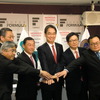 スーパーフォーミュラ韓国インジェ大会開催の調印式に臨んだ6名が記念撮影。