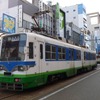 福井駅前停留場に停車中の福井鉄道880形。「福井駅前マラソン」が開催される4月7日は7時から11時30分まで運休する。