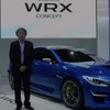 スバルWRXコンセプトと同社商品企画本部デザイン部の難波治部長