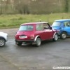 縦列駐車のギネス世界記録、英国で更新…前後の間隔13.1cm［動画］