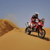 アブダビの砂漠を疾走するサンダーランド選手