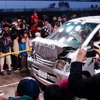 20日に日本自動車研究所（JARI）で行われた衝突試験。一般の立場で試験を見ることができるのは年に1回、この日のみ。
