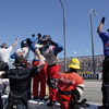 佐藤琢磨のピットクルーも歓喜。写真：IndyCar