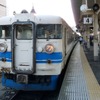 富山駅に停車中の北陸本線普通列車。JR線は普通列車のみ利用できる。