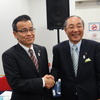 日野　市橋副社長（左）と白井社長