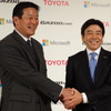 トヨタの山田氏とマイクロソフトの小原氏がサービスの強化を巡って固く握手