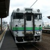 木古内駅で発車を待つ江差行き普通列車。