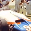 カストロネベスによる50年前のインディカーマシンの解説（動画キャプチャ）