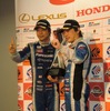 GT300優勝の新田守男（左）と嵯峨宏紀。