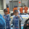 GT300優勝の新田守男（左）と嵯峨宏紀。