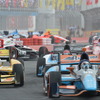 接触相次ぐ展開のなか、前戦までポイント首位だった#3 エリオ・カストロネベス（この写真ではスピン中）は、このレース13位に終わる。写真：IndyCar