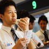 搭乗ゲートで案内を行う地上スタッフも男性。