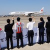 エンジンを掛け、自力で動き出した機体に手を振る。