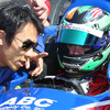 佐藤琢磨からアドバイスを受けるコナー・デイリー