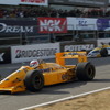 後年のイベントで走る、1980年代のホンダF1エンジン搭載車。手前がロータス、奥がウイリアムズ。
