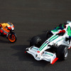 2008年のホンダF1マシン「RA108」（右）。