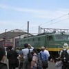 2012年に開催された「鉄道ふれあいフェア」の様子。東海道本線全線電化時の塗色(青大将色)を再現したEF58 93などが展示される。