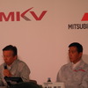 生産面で日産との協業の成果を話す三菱自動車の相川哲郎常務（左）