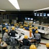 M-V時代の管制室の様子。この写真に写っているだけでも30人以上いる。